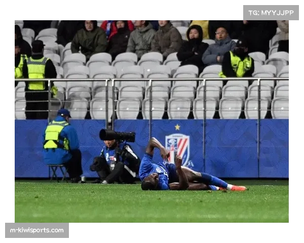 申花五大主力缺阵影响防守 中场控制力下降导致后防受压